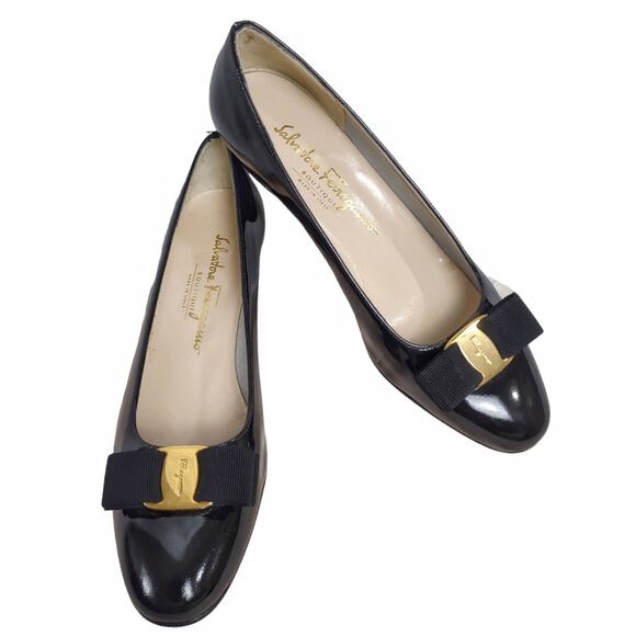SALVATORE FERRAGAMO Black Patent Leather Vara Bow Shoes Size 8 Classic Preppy - Picture 1 of 11